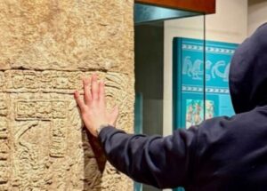 INAH “regaña” a Bad Bunny por tocar pieza arqueológica durante su visita al Museo Nacional de Antropología INAH “regaña” a Bad Bunny por tocar pieza arqueológica durante su visita al Museo Nacional de Antropología