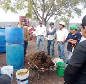 PRODUCTORES AGRÍCOLAS DE MENDOZA MOSTRARON CÓMO HACER ABONO ORGÁNICO PARA SUS PARCELAS PRODUCTORES AGRÍCOLAS DE MENDOZA MOSTRARON CÓMO HACER ABONO ORGÁNICO PARA SUS PARCELAS