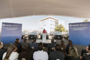Gobernadora entrega patrullas a 14 municipios para reforzar la seguridad en Guanajuato Gobernadora entrega patrullas a 14 municipios para reforzar la seguridad en Guanajuato
