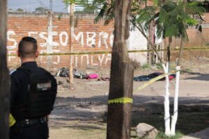 Hallan dos cuerpos maniatados y encobijados en el camino a Las Ánimas Hallan dos cuerpos maniatados y encobijados en el camino a Las Ánimas