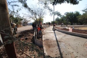 SE EMBELLECEN PARQUES Y PLAZAS PARA IRAPUATENSES SE EMBELLECEN PARQUES Y PLAZAS PARA IRAPUATENSES