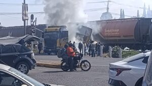 Accidente ferroviario deja tráiler calcinado en la alterna Celaya–Villagrán Accidente ferroviario deja tráiler calcinado en la alterna Celaya–Villagrán