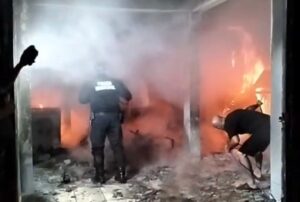 Rescatan a dos personas tras incendio en vivienda del fraccionamiento Las Brisas Rescatan a dos personas tras incendio en vivienda del fraccionamiento Las Brisas
