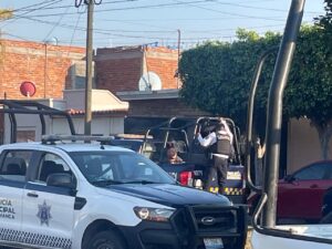 POLICÍAS MUNICIPALES TUMBAN A MOTOCICLISTA EN PLENA MARCHA POR “SOSPECHA” POLICÍAS MUNICIPALES TUMBAN A MOTOCICLISTA EN PLENA MARCHA POR “SOSPECHA”