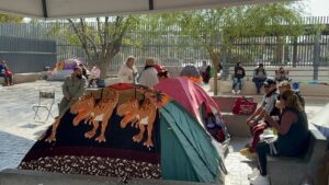 Familiares de pacientes resisten frío y abandono afuera del Hospital General de Irapuato Familiares de pacientes resisten frío y abandono afuera del Hospital General de Irapuato