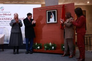 Noroña cuelga su retrato en el Senado y avisa que no piensa bajarse del avión Noroña cuelga su retrato en el Senado y avisa que no piensa bajarse del avión