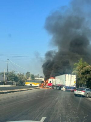 Ola de bloqueos e incendios sacude Jalisco y más estados tras operativo federal Ola de bloqueos e incendios sacude Jalisco y más estados tras operativo federal