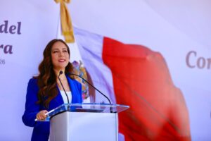 Abanderan a 25 escoltas escolares en la Alhóndiga durante conmemoración del Día de la Bandera Abanderan a 25 escoltas escolares en la Alhóndiga durante conmemoración del Día de la Bandera