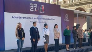 Entregan abanderamiento a 43 escuelas en ceremonia cívica en Presidencia Municipal Entregan abanderamiento a 43 escuelas en ceremonia cívica en Presidencia Municipal