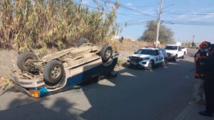 Volcadura en la colonia Francisco Villa deja tres personas valoradas sin lesiones graves Volcadura en la colonia Francisco Villa deja tres personas valoradas sin lesiones graves
