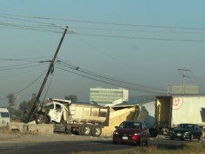 Captan en video choque entre tráiler y camión torton en el Libramiento Norte de Irapuato Captan en video choque entre tráiler y camión torton en el Libramiento Norte de Irapuato