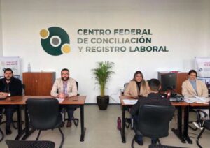 RECIBEN A PRIMER GRUPO DE PETROLEROS QUE DEMANDARON A PEMEX RECIBEN A PRIMER GRUPO DE PETROLEROS QUE DEMANDARON A PEMEX