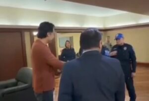 SEP despide a Marx Arriaga y policía intenta desalojarlo tras su reacción SEP despide a Marx Arriaga y policía intenta desalojarlo tras su reacción