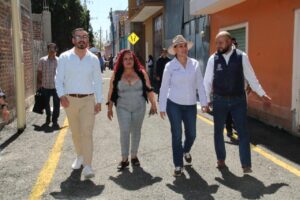 Alcaldesa dialoga con vecinos de Santa Elena de la Cruz y supervisa pavimentación Alcaldesa dialoga con vecinos de Santa Elena de la Cruz y supervisa pavimentación