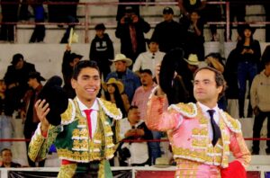 Juan Pablo Sánchez y Héctor Gutiérrez a hombros, el español Juan Ortega torerísimo Juan Pablo Sánchez y Héctor Gutiérrez a hombros, el español Juan Ortega torerísimo