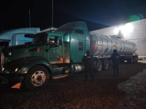Aseguran tractocamión con cerca de 46 mil litros de diésel presuntamente ilícito en Celaya Aseguran tractocamión con cerca de 46 mil litros de diésel presuntamente ilícito en Celaya