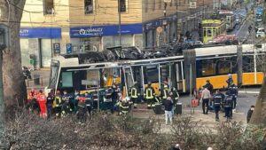 Descarrila tranvía en Milán: un muerto y 39 heridos tras fuerte colisión en zona céntrica Descarrila tranvía en Milán: un muerto y 39 heridos tras fuerte colisión en zona céntrica