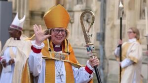 Sarah Mullally hace historia como primera mujer al frente de la Iglesia anglicana Sarah Mullally hace historia como primera mujer al frente de la Iglesia anglicana