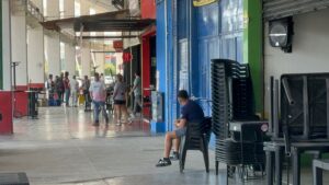 Ordenan retirar mesas y sillas a locatarios del Estadio Sergio León Chávez; comerciantes piden diálogo Ordenan retirar mesas y sillas a locatarios del Estadio Sergio León Chávez; comerciantes piden diálogo