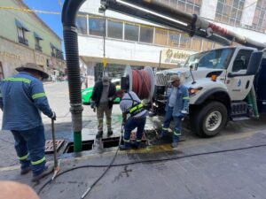 Denuncian poste de alumbrado en riesgo en el jardín principal de Salamanca; atienden drenaje con malos olores Denuncian poste de alumbrado en riesgo en el jardín principal de Salamanca; atienden drenaje con malos olores