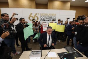 Periodistas protestan ante el fiscal de Guanajuato por falta de acceso a la información Periodistas protestan ante el fiscal de Guanajuato por falta de acceso a la información