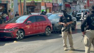 Persecución entre ministeriales y presuntos delincuentes provoca choque múltiple en avenida Guanajuato Persecución entre ministeriales y presuntos delincuentes provoca choque múltiple en avenida Guanajuato