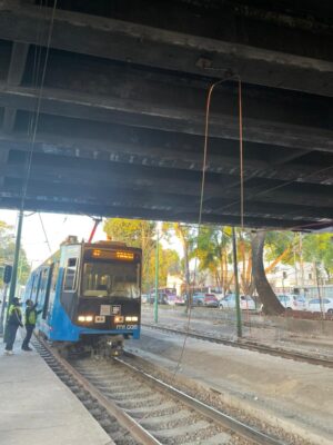 Accidente de tráiler paraliza el Tren Ligero en CDMX Accidente de tráiler paraliza el Tren Ligero en CDMX