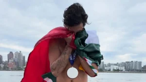 David Olvera impone nuevo récord en aguas abiertas al nadar de Cozumel a Cancún David Olvera impone nuevo récord en aguas abiertas al nadar de Cozumel a Cancún