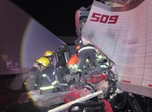 Choque entre tráileres en el Libramiento Norte de Irapuato deja dos muertos y una mujer grave Choque entre tráileres en el Libramiento Norte de Irapuato deja dos muertos y una mujer grave