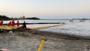 Pemex atiende derrame de aceite tras lluvias en Veracruz Pemex atiende derrame de aceite tras lluvias en Veracruz