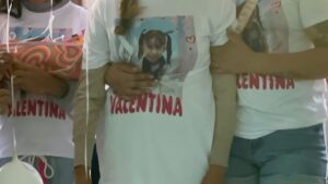 Con globos blancos y exigencias de justicia, familiares y amigos despiden a Valentina en la colonia 18 de Agosto Con globos blancos y exigencias de justicia, familiares y amigos despiden a Valentina en la colonia 18 de Agosto