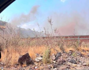 Vecinos denuncian quema de desechos en Cerro de la Cal; reportan irritación y humo constante Vecinos denuncian quema de desechos en Cerro de la Cal; reportan irritación y humo constante