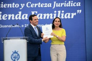 Entregan escrituras a más de 250 familias de Irapuato; Las Huertas avanza hacia regularización Entregan escrituras a más de 250 familias de Irapuato; Las Huertas avanza hacia regularización