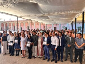 Reconocen a estudiantes destacados de Irapuato con entrega de equipos de cómputo y apoyos Reconocen a estudiantes destacados de Irapuato con entrega de equipos de cómputo y apoyos