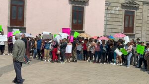 Se enfrentan grupos de manifestantes afuera de Presidencia Municipal de Irapuato Se enfrentan grupos de manifestantes afuera de Presidencia Municipal de Irapuato