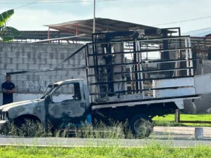 Se incendia vehículo sobre Solidaridad; falla mecánica habría provocado el fuego Se incendia vehículo sobre Solidaridad; falla mecánica habría provocado el fuego
