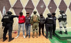 Detienen a cuatro presuntos integrantes de grupo delictivo; aseguran armas, droga y nueve vehículos en Uriangato Detienen a cuatro presuntos integrantes de grupo delictivo; aseguran armas, droga y nueve vehículos en Uriangato