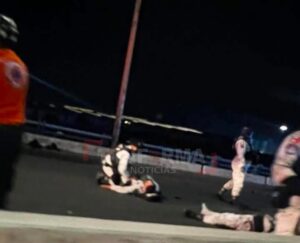 Motociclista atropella a dos elementos de la Guardia Nacional durante presunta evasión de revisión en Irapuato Motociclista atropella a dos elementos de la Guardia Nacional durante presunta evasión de revisión en Irapuato