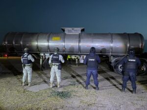 Aseguran seis autotanques con residuos de hidrocarburo en Manuel Doblado; dos tenían reporte de robo Aseguran seis autotanques con residuos de hidrocarburo en Manuel Doblado; dos tenían reporte de robo