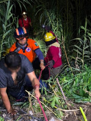 Rescatan a hombre atrapado dentro de su vehículo volcado en el río Guanajuato en Irapuato Rescatan a hombre atrapado dentro de su vehículo volcado en el río Guanajuato en Irapuato
