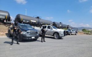 Ernesto Ruffo y siete personas más serían trasladados al Altiplano por presunto caso de contrabando de combustible Ernesto Ruffo y siete personas más serían trasladados al Altiplano por presunto caso de contrabando de combustible