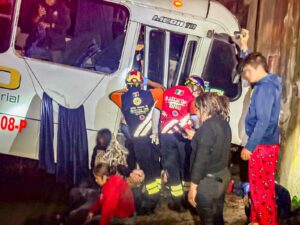 Muere chofer tras caer camión de personal al arroyo Santa Anita; 10 trabajadores resultan lesionados Muere chofer tras caer camión de personal al arroyo Santa Anita; 10 trabajadores resultan lesionados