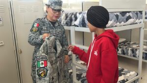 Guardia Nacional reconoce Ashley; una niña de 11 años que enfrenta el cáncer con una ceremonia de Guardia Honoraria Guardia Nacional reconoce Ashley; una niña de 11 años que enfrenta el cáncer con una ceremonia de Guardia Honoraria