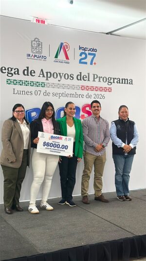 Entregan 416 becas a estudiantes del ITESI en Irapuato Entregan 416 becas a estudiantes del ITESI en Irapuato