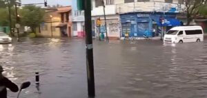 Fuerte lluvia provoca encharcamientos y complica la circulación en Irapuato Fuerte lluvia provoca encharcamientos y complica la circulación en Irapuato