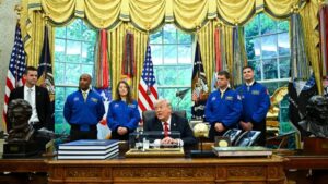 Trump regaló 135 mil dólares en efectivo a tres trabajadoras de la Casa Blanca Trump regaló 135 mil dólares en efectivo a tres trabajadoras de la Casa Blanca