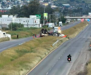Volcadura de pipa mantiene cerrada la carretera Irapuato-Silao Volcadura de pipa mantiene cerrada la carretera Irapuato-Silao