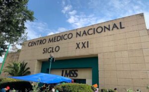 Muere paciente tras caer del cuarto piso del hospital siglo XXI en CDMX Muere paciente tras caer del cuarto piso del hospital siglo XXI en CDMX