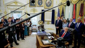 Medios vetados por Trump deben tener acceso inmediato a la Casa Blanca, ordena juez Medios vetados por Trump deben tener acceso inmediato a la Casa Blanca, ordena juez