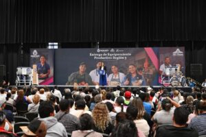 Entregan apoyos productivos a comerciantes de seis municipios desde Irapuato Entregan apoyos productivos a comerciantes de seis municipios desde Irapuato